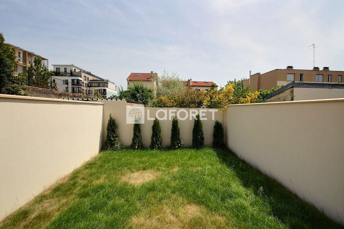 Maison 2025 - grand sejour - cinq chambres - joli jardin - garage et parking - photo 9