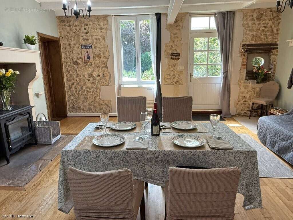 Maison à NANTEUIL-EN-VALLEE