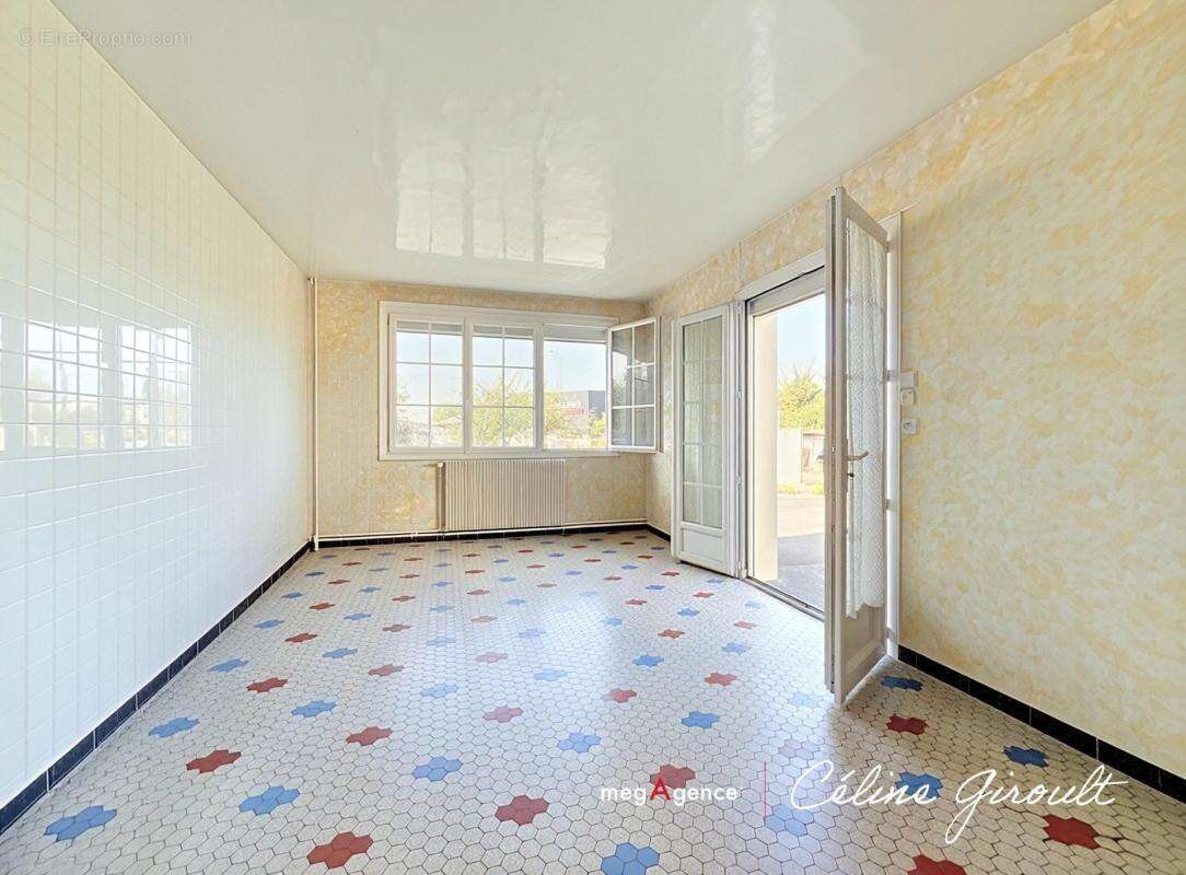 Contruction de qualité avec 7 chambres et beaucoup de stationnement ! - photo 5