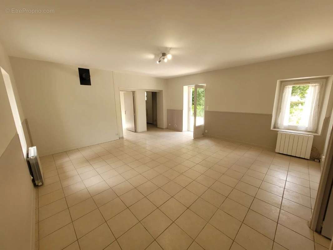 Maison de plain-pied avec terrain de près de 1500 m² - photo 3