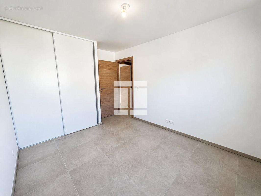 Appartement T3 récent avec terrasse et deux places de parking - photo 6