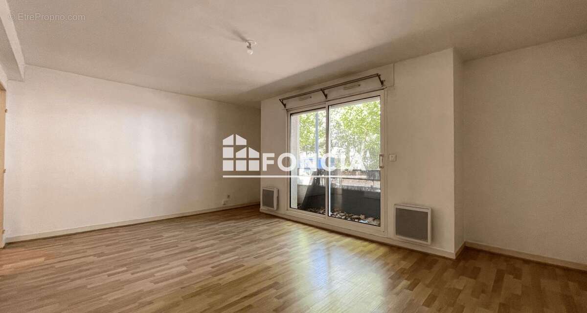 Nantes Centre – Saint-Félix  Grand T3 en rez-de-chaussée avec terrasse, parking et cave - photo 2