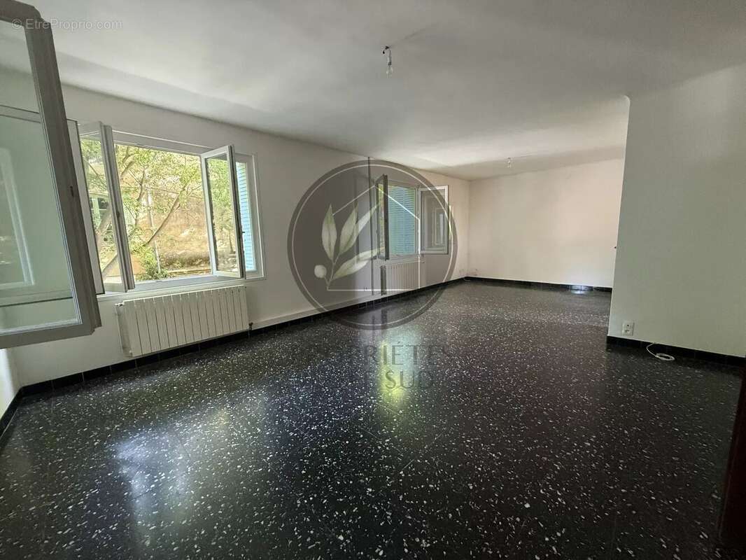 Maison à LAUDUN-L&#039;ARDOISE