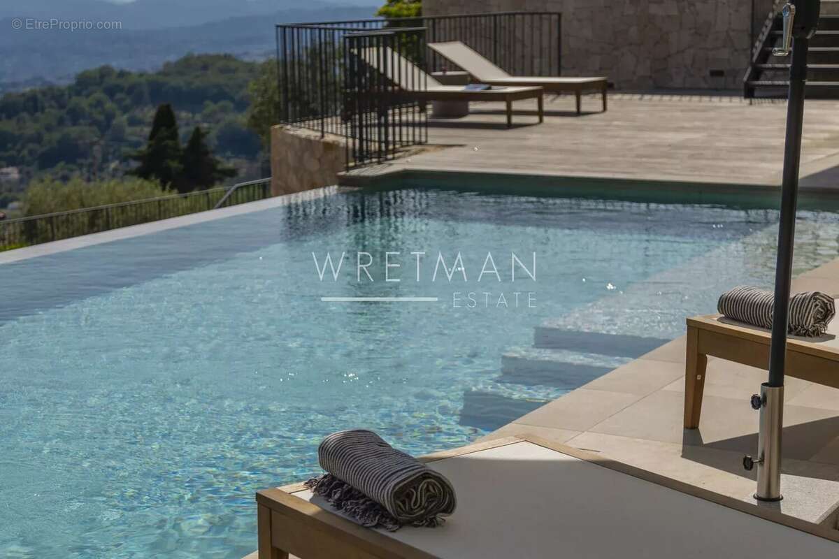 Maison à CHATEAUNEUF-GRASSE