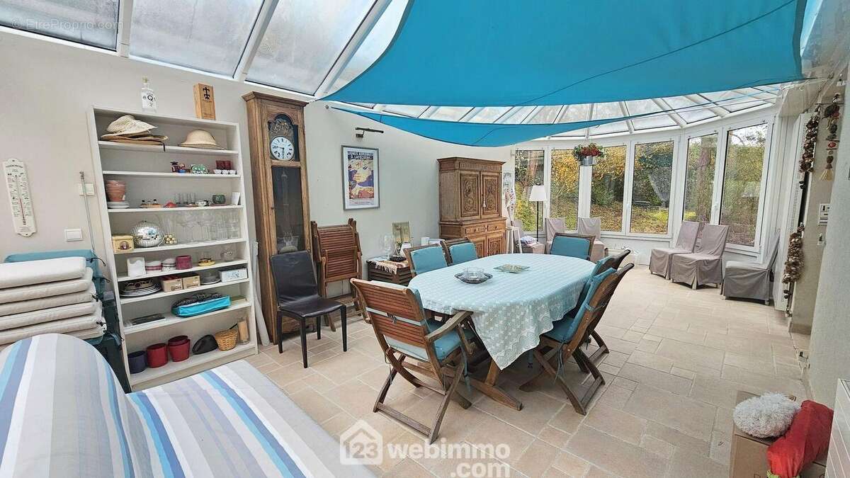 Une véranda de 30 m² qui offre un accès sur... - Maison à BARBIZON