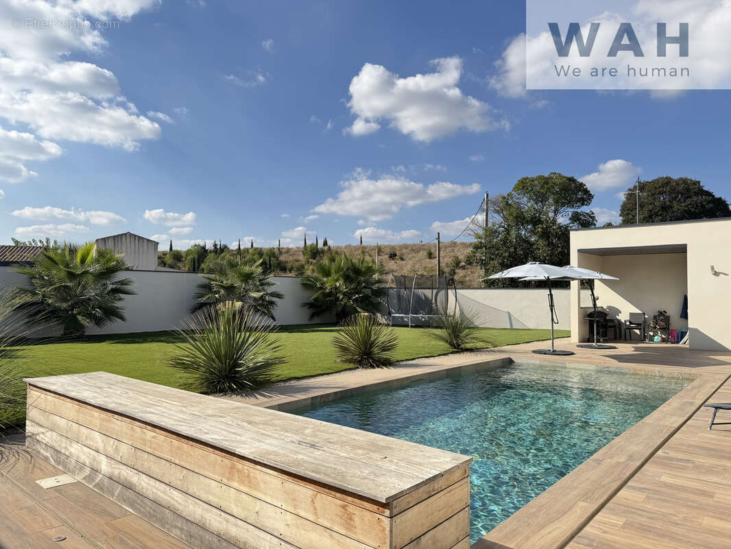 Villa contemporaine récente avec piscine, 5 chambres et jardin paysagé. - photo 2