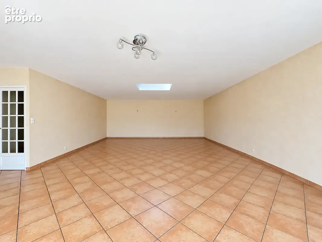 Entre calme résidentiel et proximité immédiate de tout, cette maison familiale n'attend que vos projets. - photo 7
