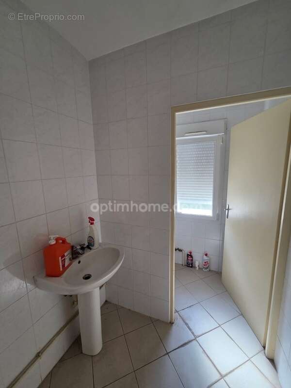 A VENDRE!!! ensemble de rapport déjà loué comprenant un entrepôt et un studio - photo 2