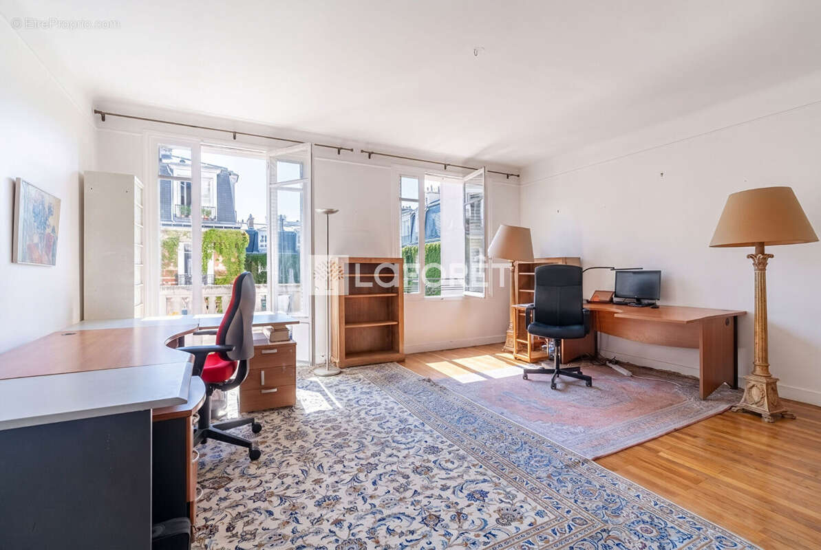 Etage eleve - traversant - balcon - vue degagee - profession liberale - photo 2