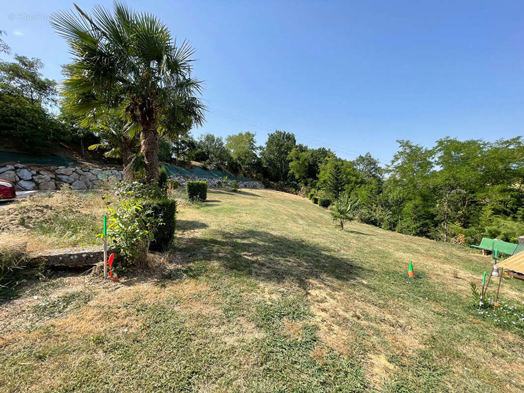 A MIREMONT, dans le centre du village, terrain de 1381 m² constructible. - photo 7