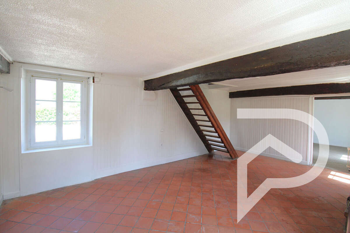 Maison à MAIGNELAY-MONTIGNY