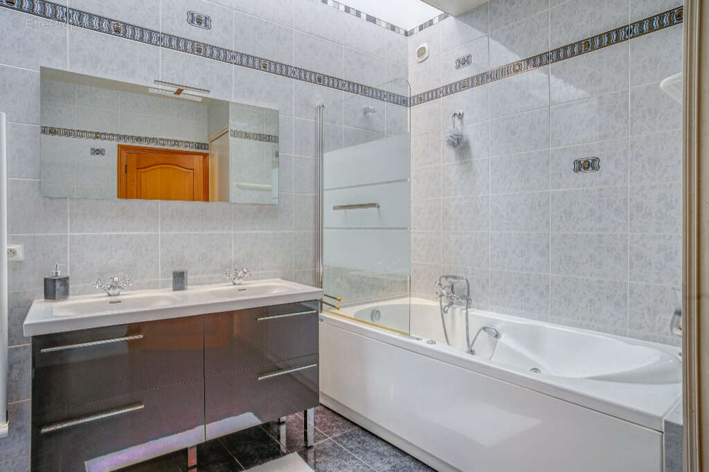 Maison VIRY-CHATILLON - GRAND PARIS - 12 pièce(s) 5 chambres 350m² - photo 8