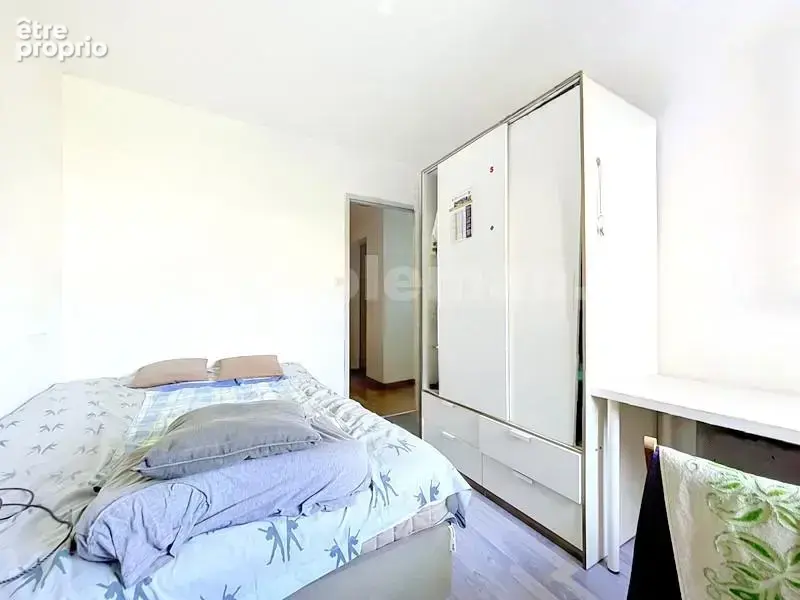 Appartement_T3_Annemasse_belle_superficie_prox_frontière_Suisse_tram_Ceva_direction_GENEVE_Frontaliers_Salon_séjour_dégagement_Chambre_salle_de_bain_grand-balcon_