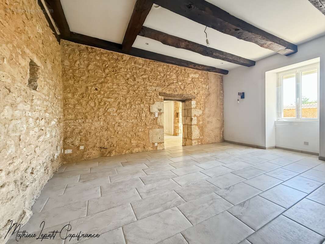 Aux portes de Périgueux – Authentique longère en pierre du XIXᵉ siècle 210 M²- T7 – DPE B – Terrain clos de 1,14 hectare-dépenda - photo 13