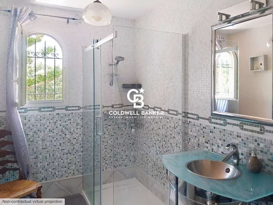Saint-Aygulf – Élégante propriété familiale avec appartement indépendant, piscine et cadre naturel d'exception. - photo 17