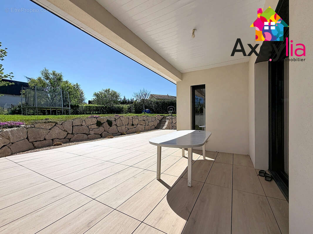 Maison à COMMELLE-VERNAY