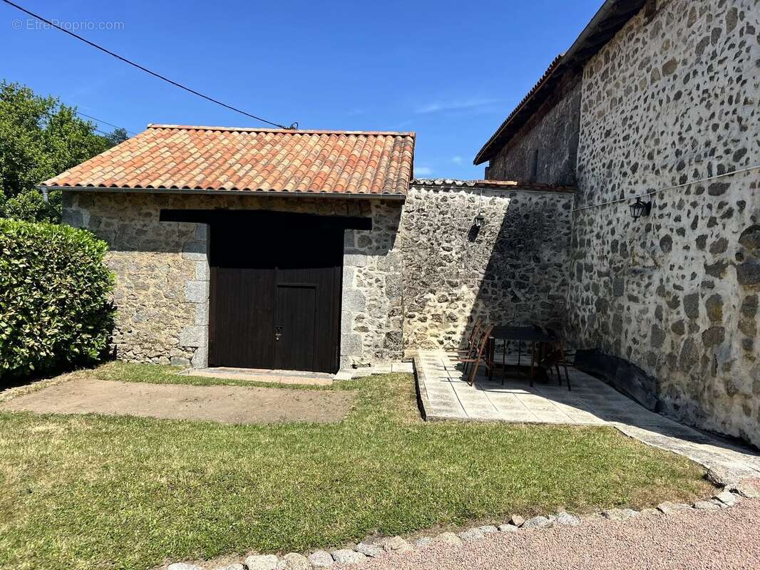Charmante maison en pierre de deux chambres, granges et jardin - photo 12
