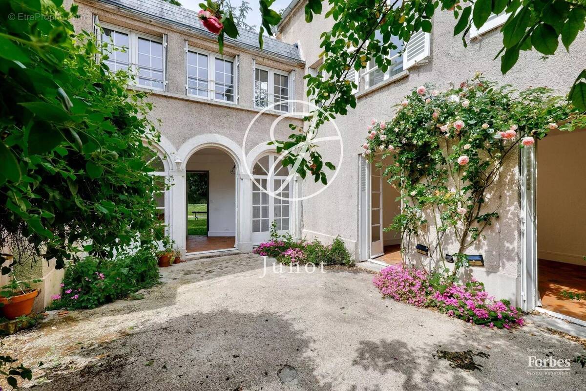 Maison à MARNES-LA-COQUETTE