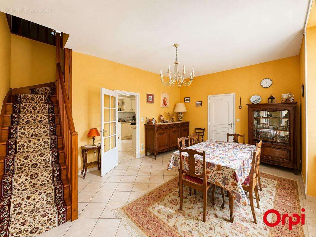 Maison familiale à vendre à Dun-sur-Auron – 136 m² – 4 chambres – Garages – Dépendances – Jardin clos - photo 2