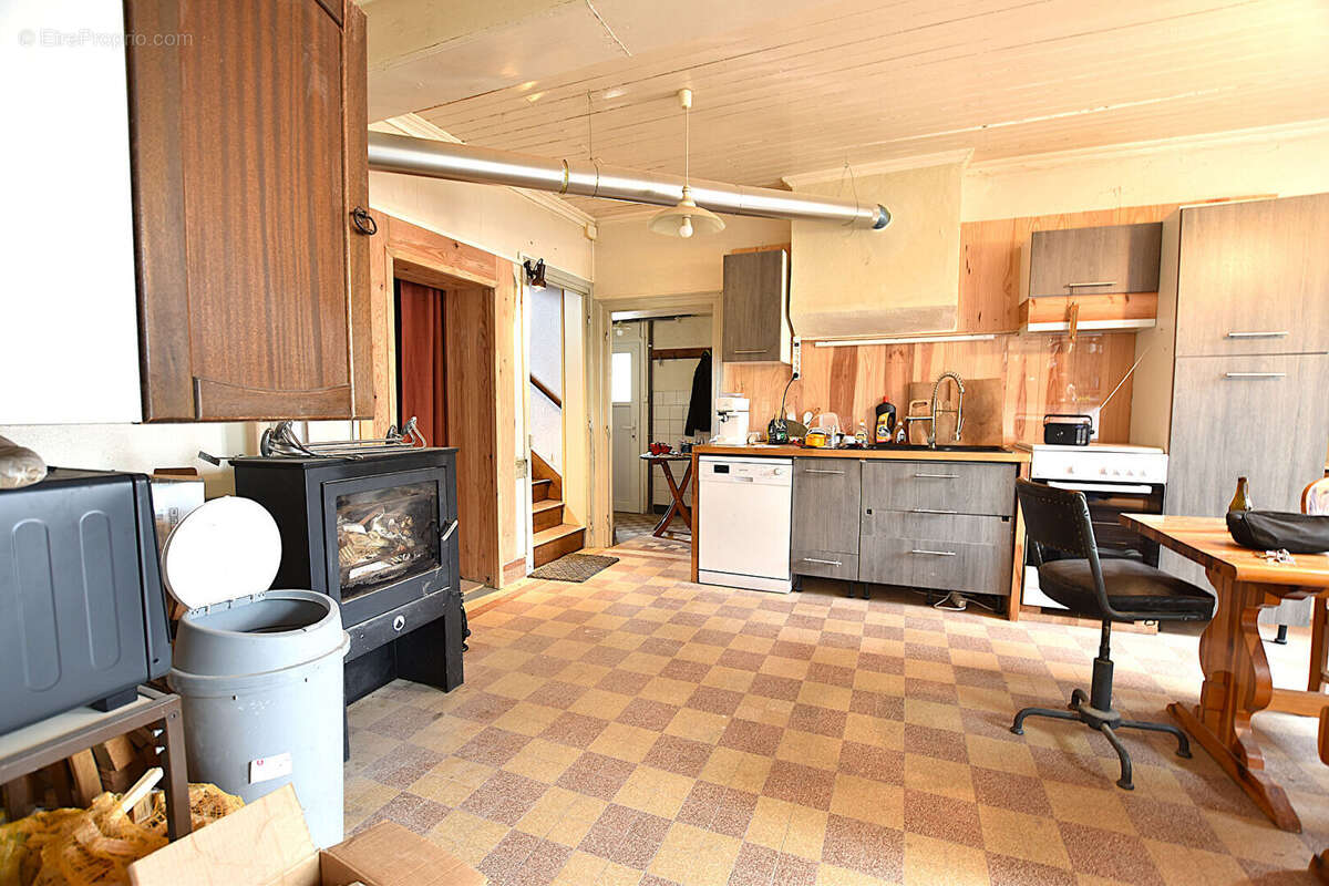 Charmante maison de bourg avec cinq chambres et dépendances sur parcelle de 790 m² : - photo 2