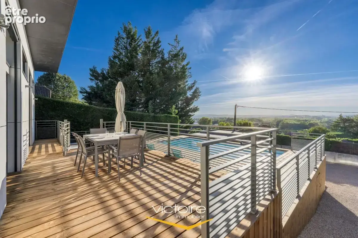 Bourgoin-Jallieu, Mozas – Maison contemporaine de 5ch, 166 m² avec vue incroyable, piscine chauffée et DPE B - photo 2