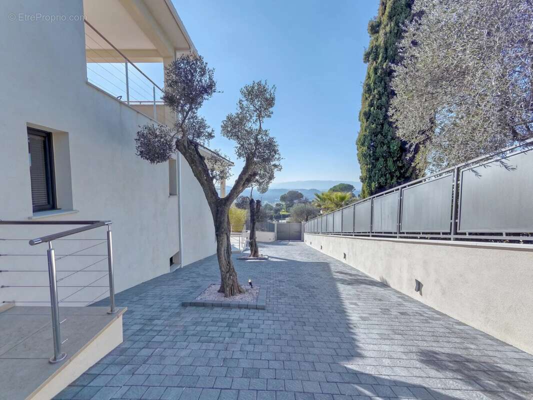 Maison à CHATEAUNEUF-GRASSE