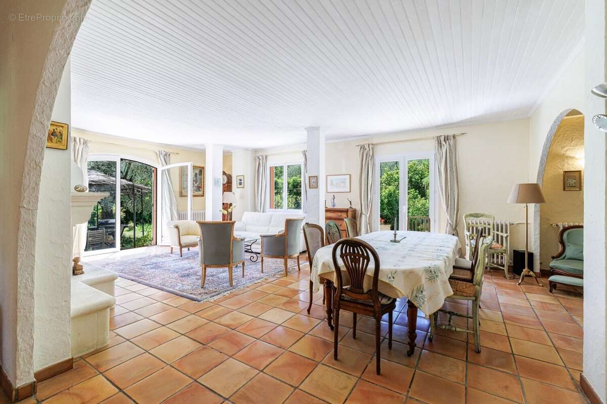 Maison à CHATEAUNEUF-GRASSE