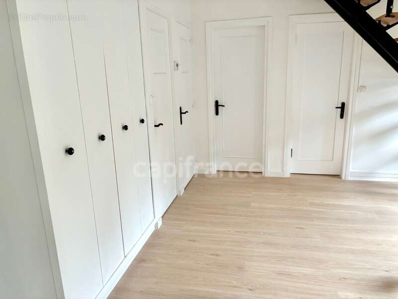 **Exclusivité**Sainte-Cécile**Maison rénovée de 137 m², 4 chambres, jardin et double garage - photo 12