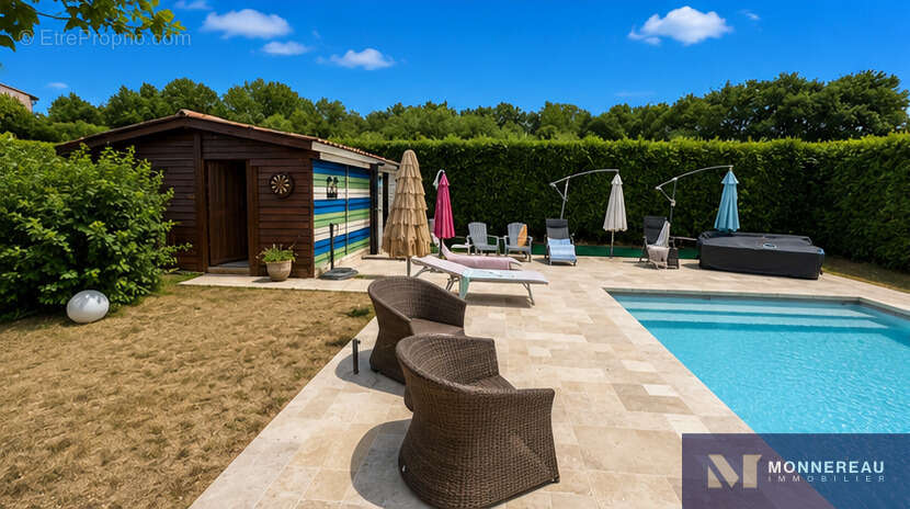 Maison des annees 2000 renove avec bel exterieur, piscine et poolhouse. - photo 15