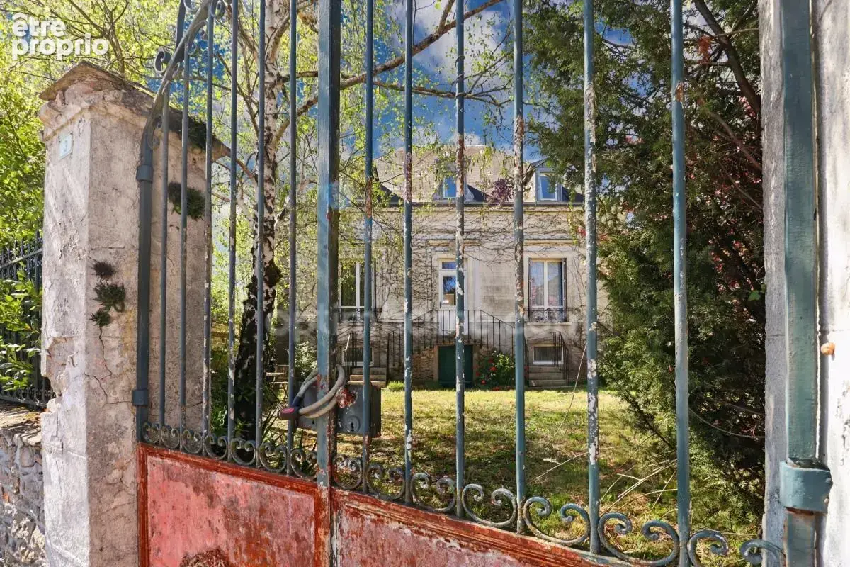 Maison de Charme et de Caractère -175 m² environ - 10 pièces - 7 chambres - Terrain 1450 m² environ - SAINT SULPICE LES FEUILLES - photo 4