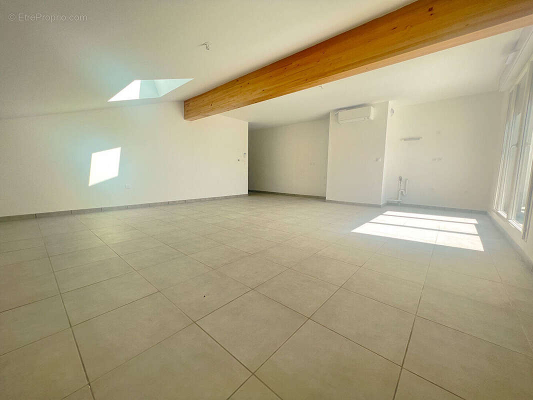 Appartement à PINS-JUSTARET