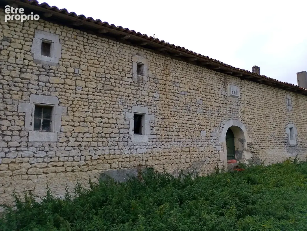 Secteur Jonzac - ensemble immobilier à rénover - photo 2