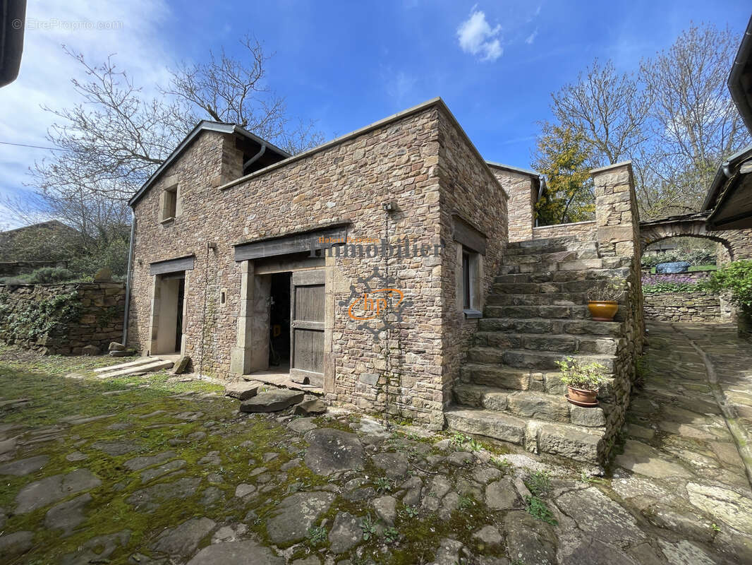 Propriété de caractère avec deux maisons d'habitations, une maison à rénover, dépendances et terrain de 7123 m - photo 4