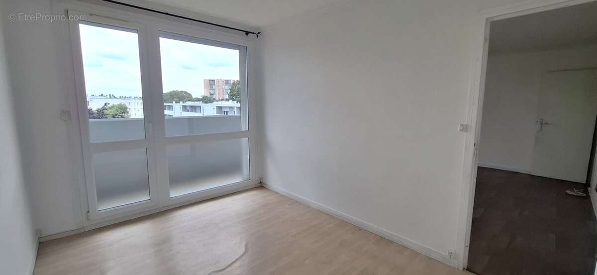 Appartement 2 pièces à vendre dans résidence recherchée avec Ascenseur, Quartier Remicourt SAINT QUENTIN (02) - photo 4