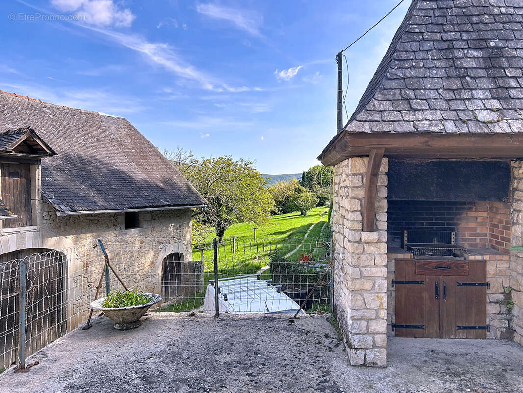 Maison à SAINT-CERNIN-DE-LARCHE