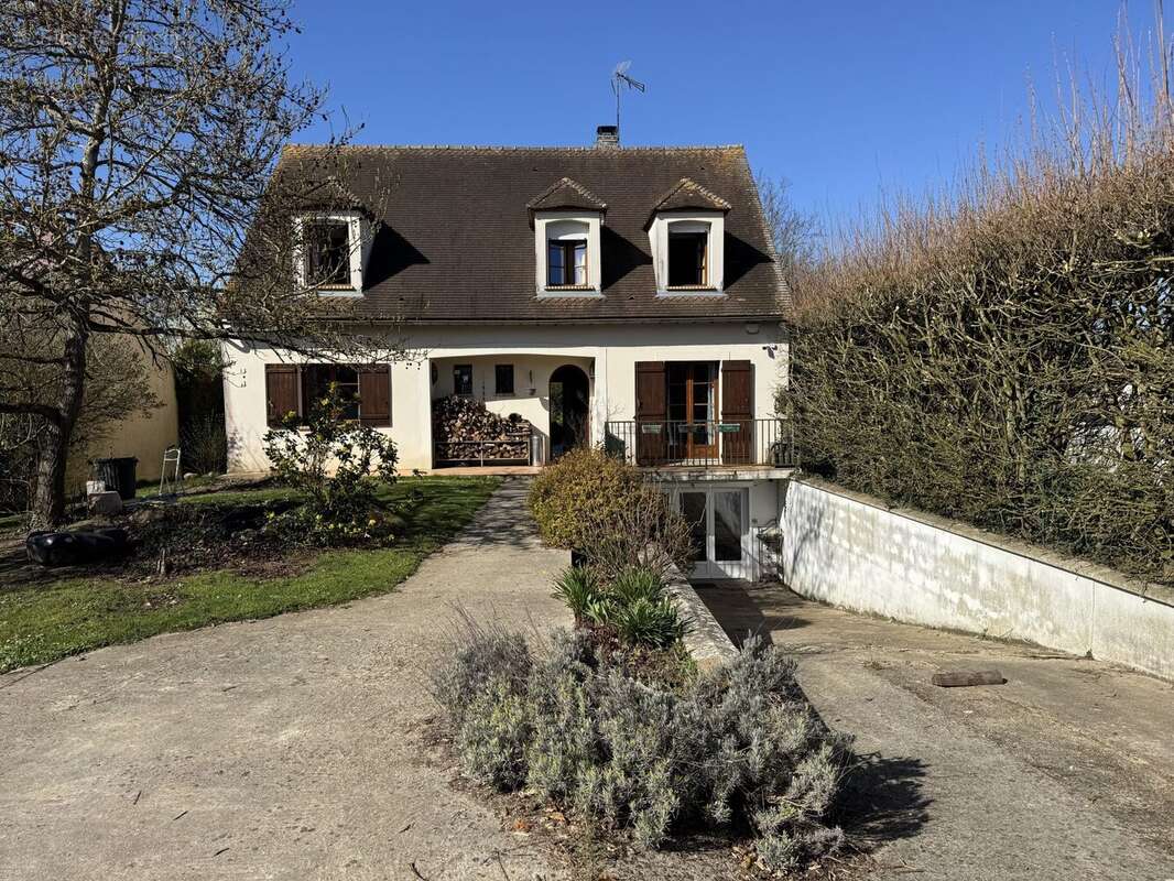 Maison à SAVIGNY-LE-TEMPLE