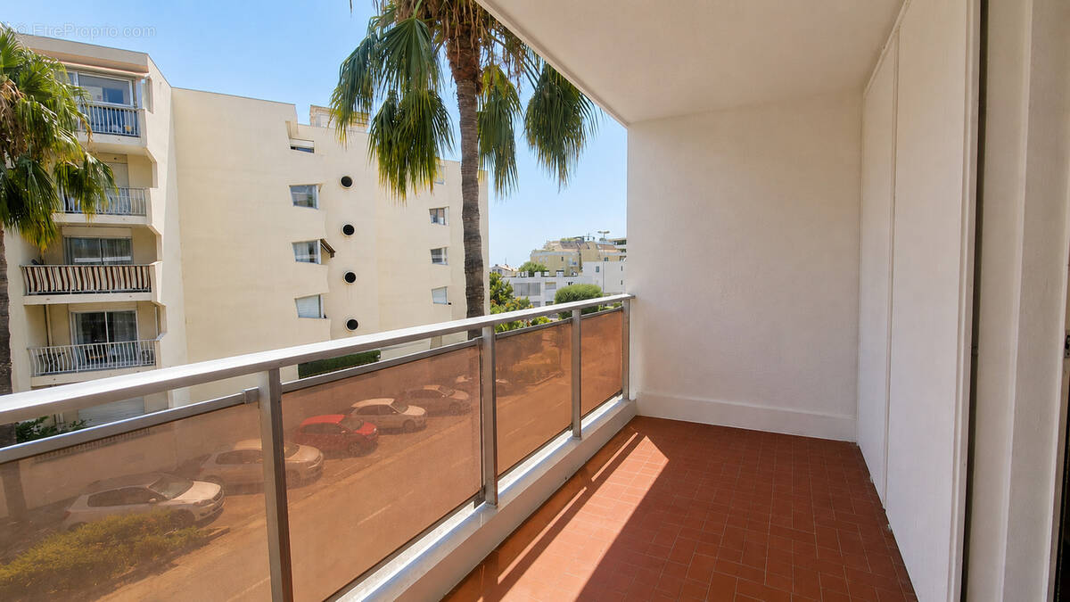 Appartement à SAINT-LAURENT-DU-VAR