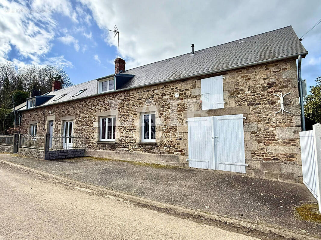 Maison à CARROUGES