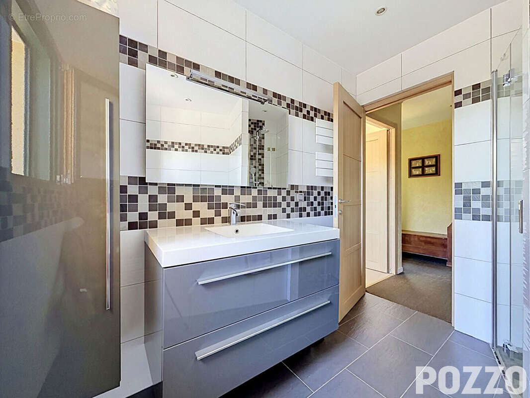 Élégance contemporaine aux portes de Granville , Villa d'exception avec piscine, prestations haut de gamme et performance énergé - photo 7