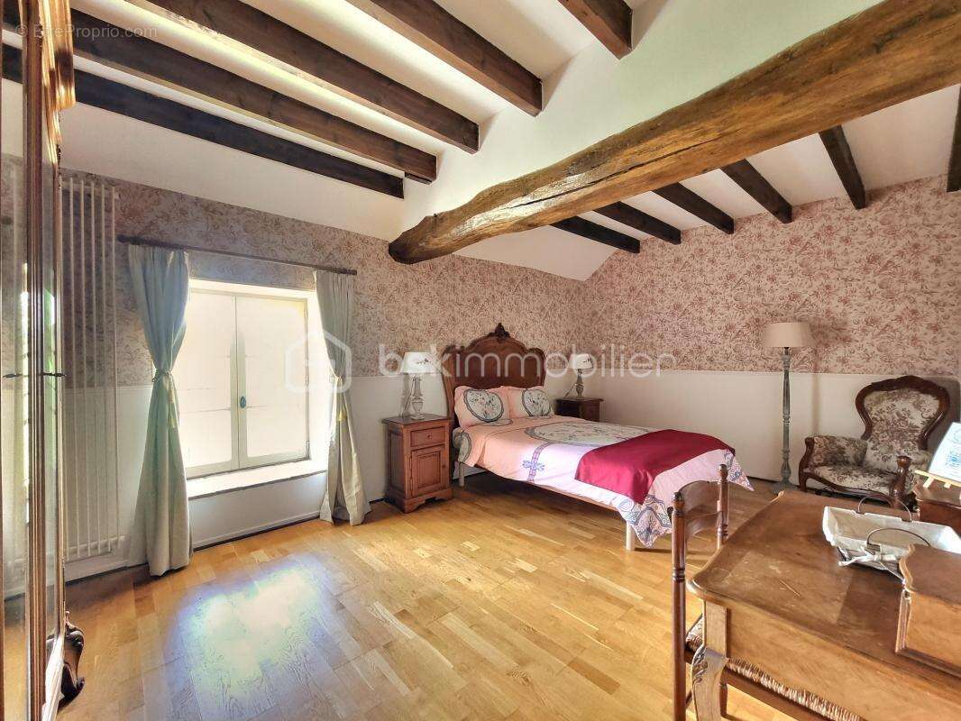 Propriété 14 pièces, 8 chambres, granges, cave et jardin - photo 11