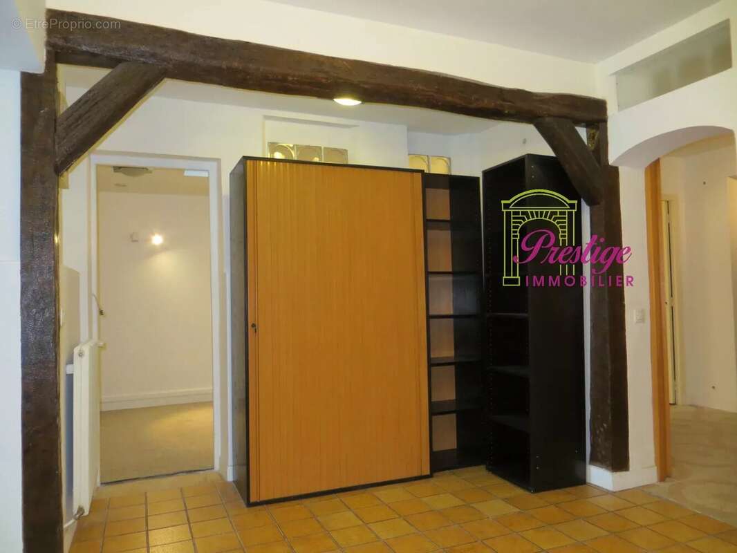 Commerce à LE MESNIL-LE-ROI