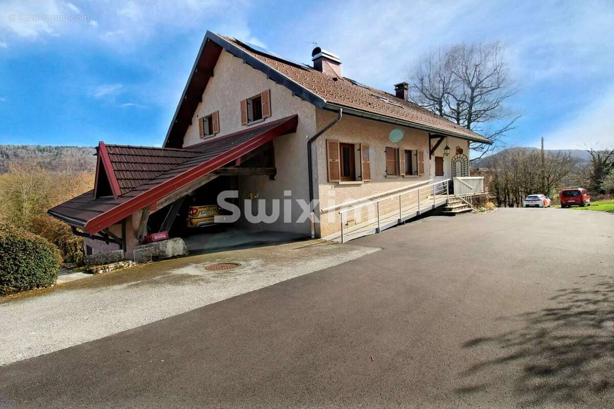 Maison avec deux appartements, salle polyvalente et plus d'un hectare de terrain : un lieu de vie aux multiples possibilités - photo 9