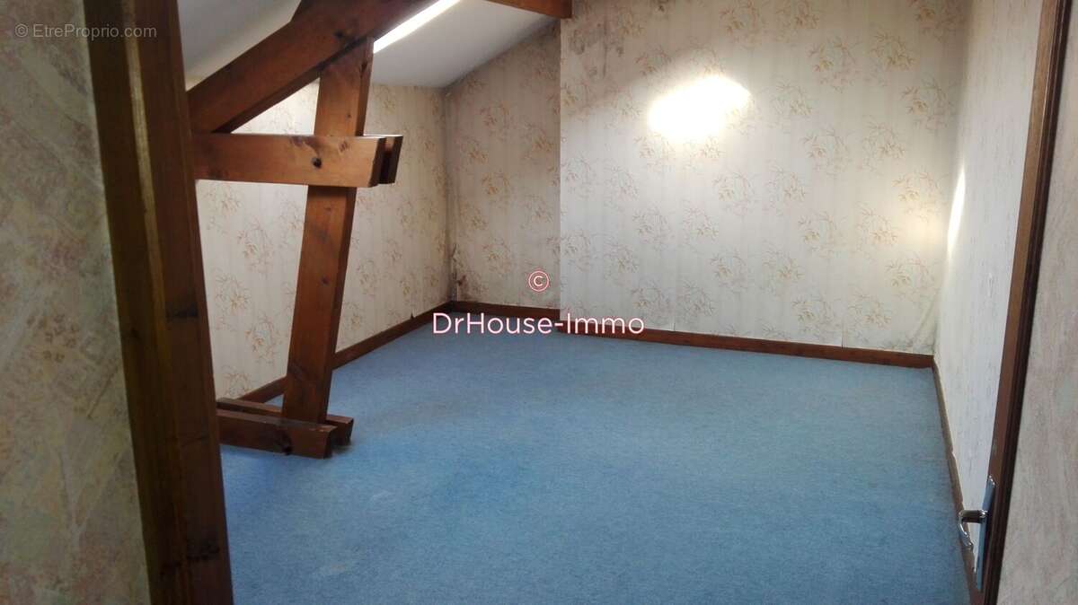 Appartement à COMBEAUFONTAINE