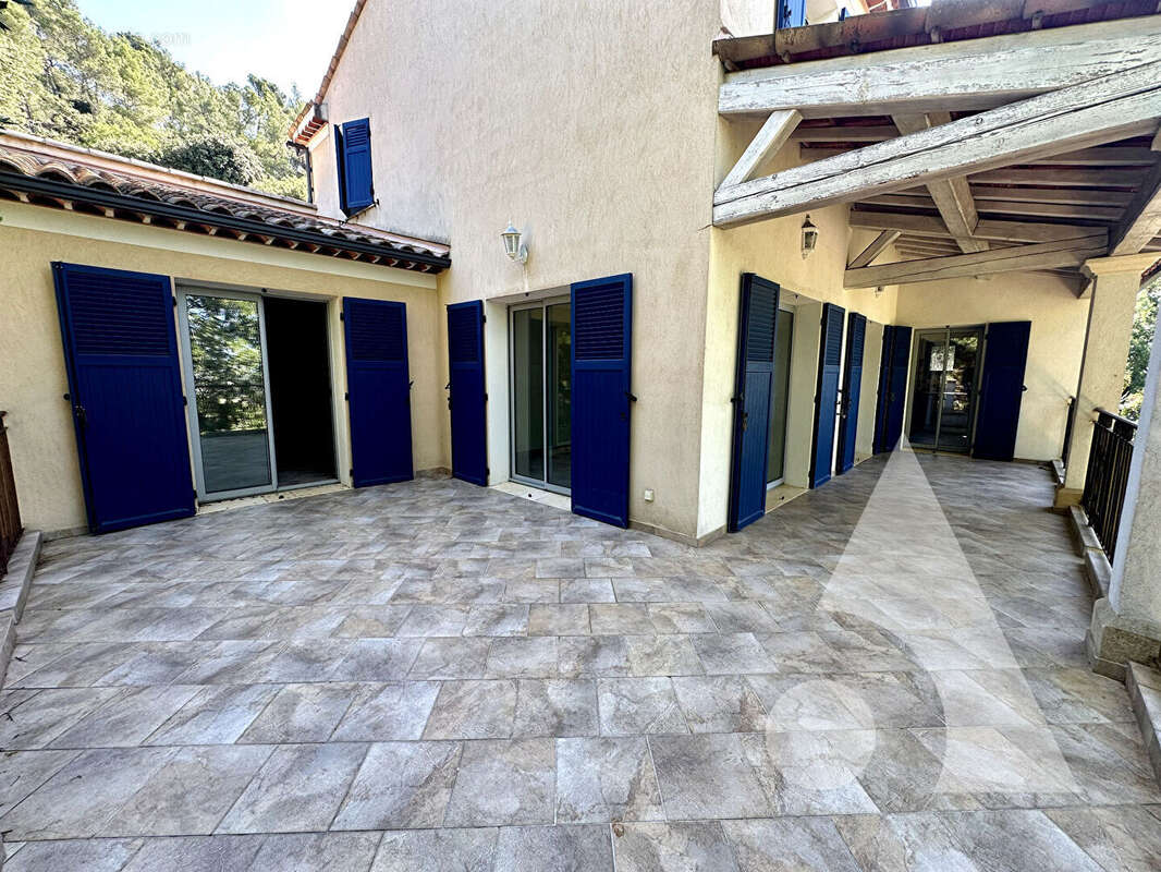 Villa de 224m² sur un terrain de  832 m² sur un terrain clos à Lorgues - photo 2