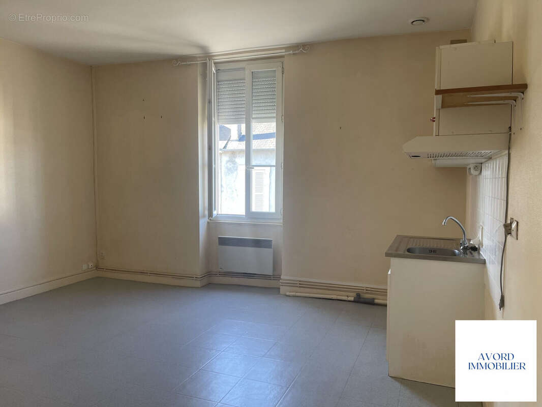 Appartement 2 - pièce de vie avec coin cuisine - Appartement à AVORD