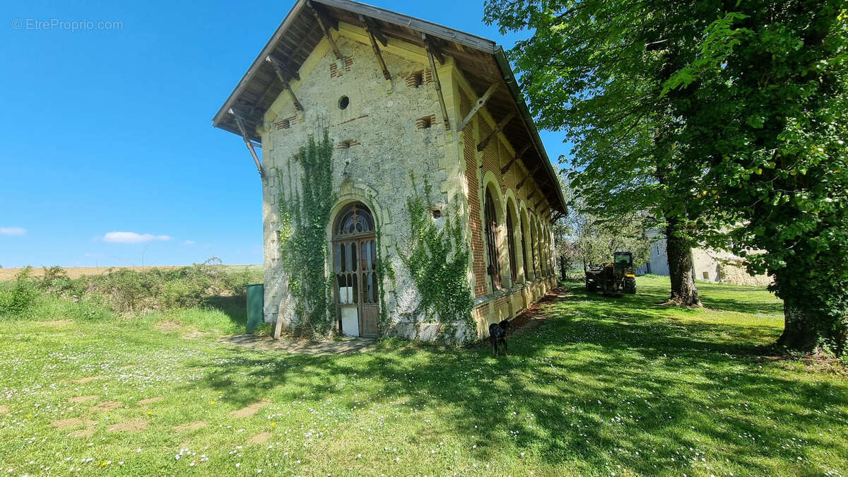 Très beau château datant du XVI ème entièrement rénové au milieu de 50 hectares et ses trois lacs situé dans l - photo 88