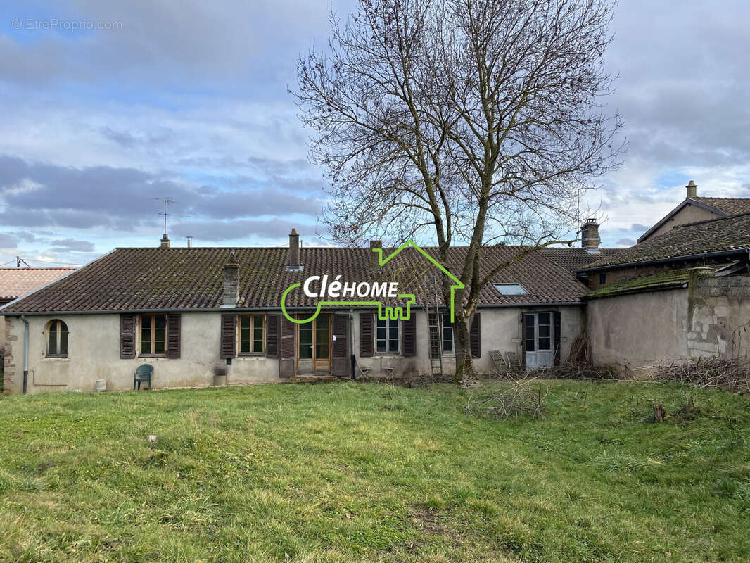 Maison à ROMANECHE-THORINS