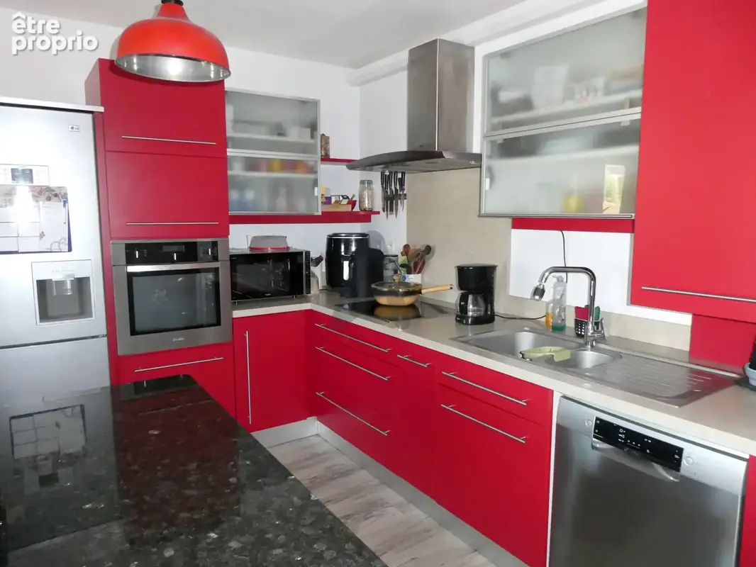 Très bel appartement dernier étage avec balcon, vue dominte et garage. - photo 2