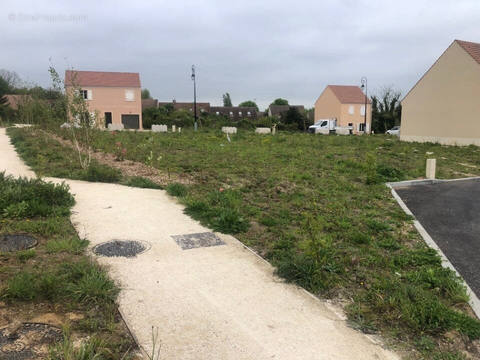 Terrain à LUMIGNY-NESLES-ORMEAUX