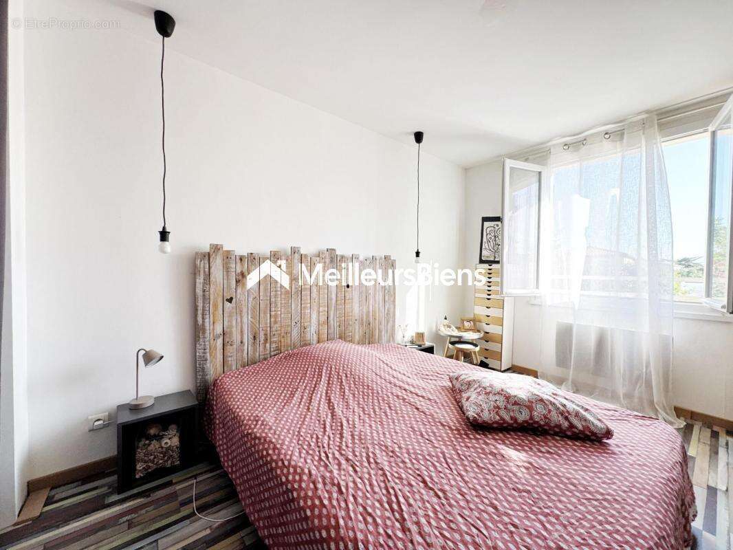 Maison à VIC-LA-GARDIOLE